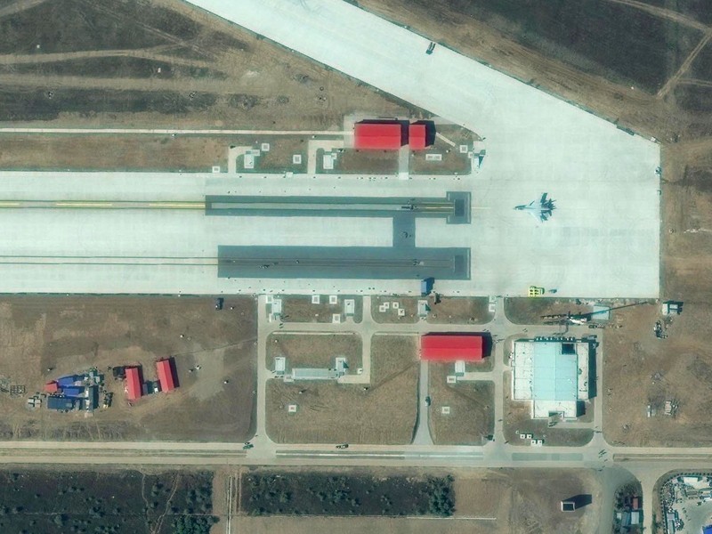 Hai máy phóng máy bay được xây dựng trên mặt đất ở căn cứ huấn luyện hải quân Hưng Thành để thử nghiệm phóng máy bay J-15 (ảnh chụp từ vệ tinh).