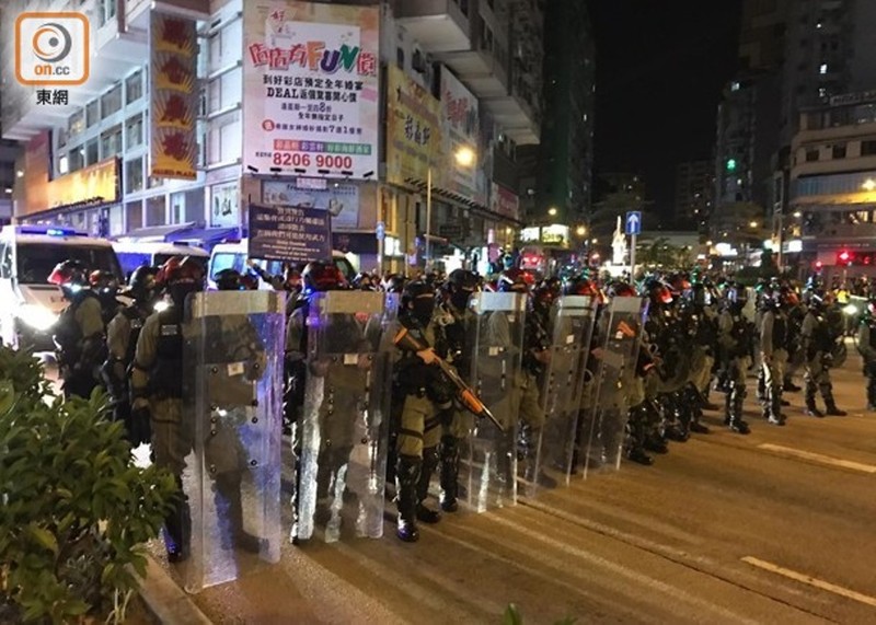 Cảnh sát triển khai ngăn chặn người biểu tình đêm 30/11.