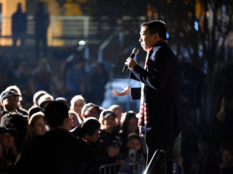 Andrew Yang thu hút được lượng người ủng hộ rất đông,nhất là những người trẻ tuổi Andrew Yang thu hút được lượng người ủng hộ rất đông,nhất là những người trẻ tuổi