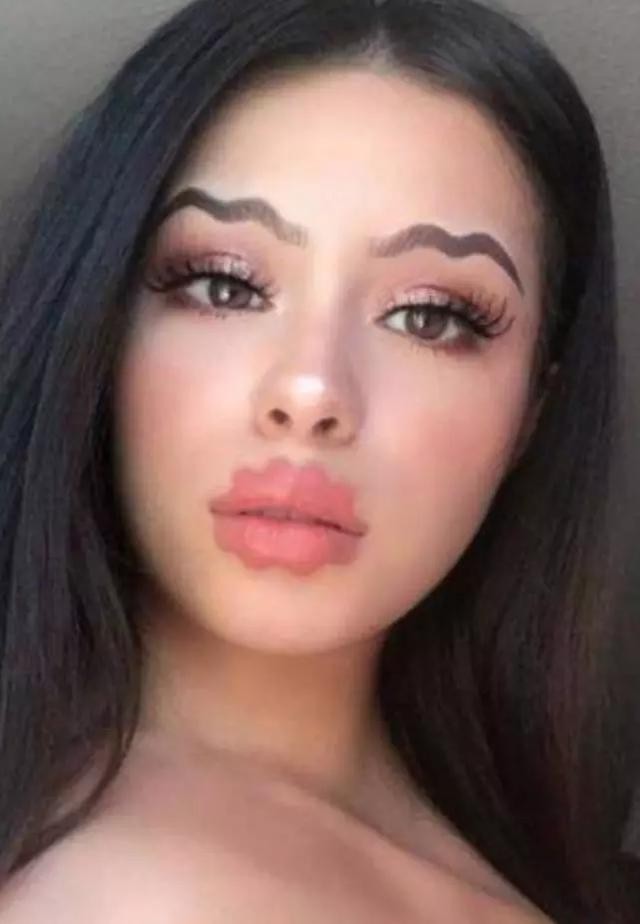 Một cô gái với “Devil's Lips”