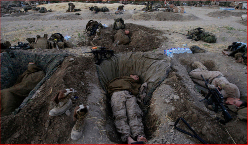 Lính Mỹ ngủ đêm dọc đường thực thi nhiệm vụ ở Afghanistan