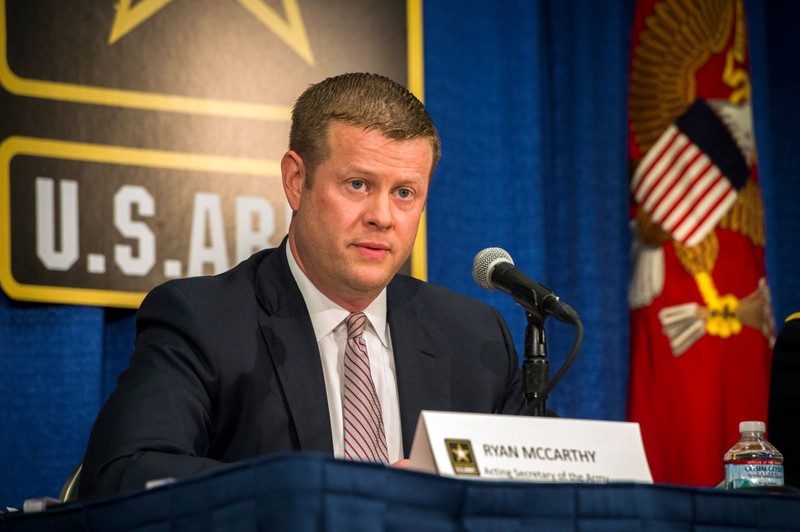 Ông Ryan McCarthy, Bộ trưởng Lục quân Mỹ. Ông Ryan McCarthy, Bộ trưởng Lục quân Mỹ.