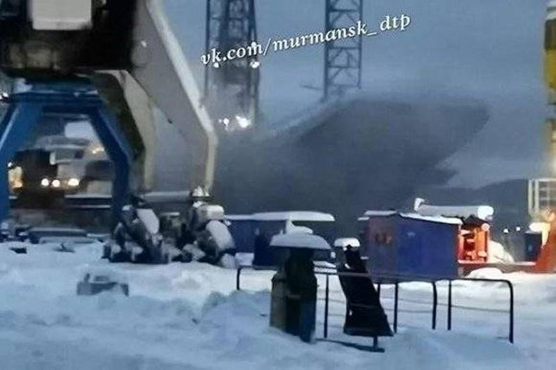 Hình ảnh chụp con tàu sau khi được dập tắt đám cháy bằng bọt. Hình ảnh chụp con tàu sau khi được dập tắt đám cháy bằng bọt.