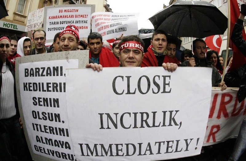 Người dân Thổ Nhĩ Kỳ đòi đóng cửa căn cứ không quân Incirlik đang cho Mỹ sử dụng. Người dân Thổ Nhĩ Kỳ đòi đóng cửa căn cứ không quân Incirlik đang cho Mỹ sử dụng.