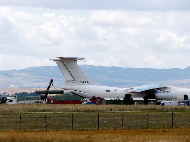 Thổ Nhĩ Kỳ mua hệ thống tên lửa phòng không S-400 của Nga khiến Mỹ rất tức giận. Thổ Nhĩ Kỳ mua hệ thống tên lửa phòng không S-400 của Nga khiến Mỹ rất tức giận.