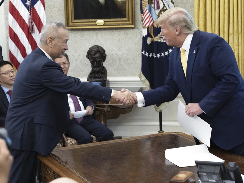 Ngày 11/10, ông Trump tiếp Phó Thủ tướng Trung Quốc Lưu Hạc tại Nhà Trắng, tuyên bố hai bên đã đạt được thỏa thuận về hiệp định thương mại giai đoạn đầu, nhưng việc ký kết văn bản đã liên tục bị trì hoãn. Ngày 11/10, ông Trump tiếp Phó Thủ tướng Trung Quốc Lưu Hạc tại Nhà Trắng, tuyên bố hai bên đã đạt được thỏa thuận về hiệp định thương mại giai đoạn đầu, nhưng việc ký kết văn bản đã liên tục bị trì hoãn.