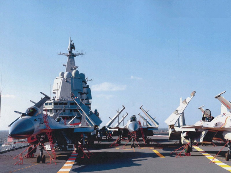 Các máy bay J-15 trên tàu Sơn Đông. Ảnh: Đa Chiều.