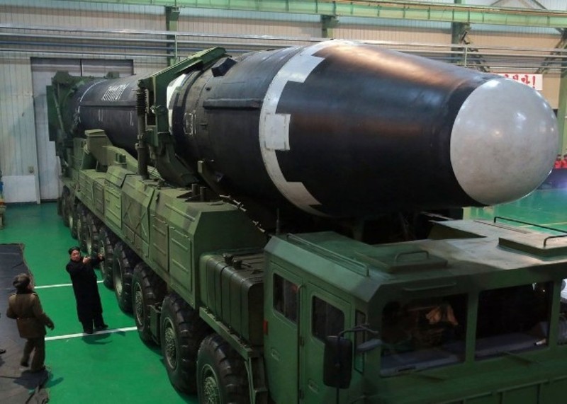 Giới quan sát dự đoán Triều Tiên có thể sắp phóng thử tên lửa chiến lược - điều mà Bình Nhưỡng gọi là "gửi món quà Giáng sinh" tới Mỹ. Giới quan sát dự đoán Triều Tiên có thể sắp phóng thử tên lửa chiến lược - điều mà Bình Nhưỡng gọi là "gửi món quà Giáng sinh" tới Mỹ.