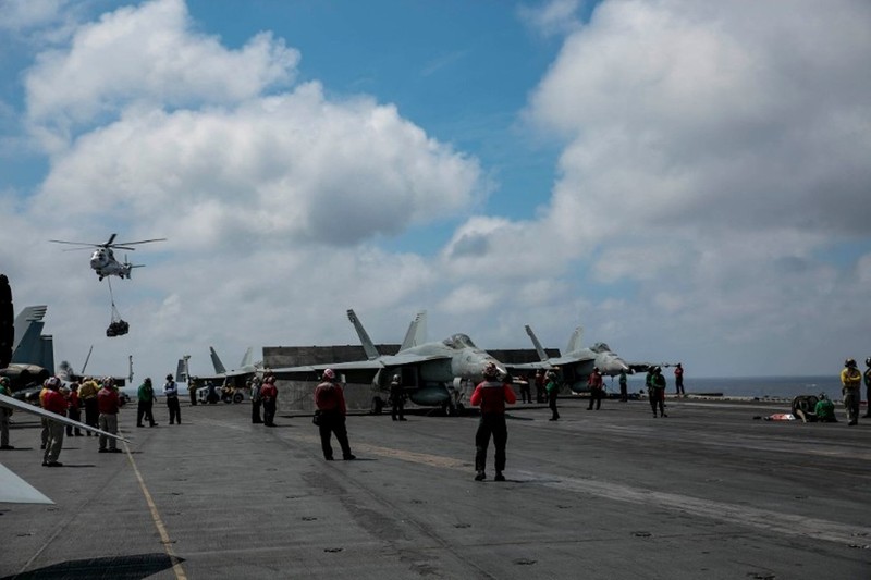 Quang cảnh boong tàu USS Abraham Lincoln CVN-72 trên Biển Đông chiều 24/12. Ảnh: Đông Phương. Quang cảnh boong tàu USS Abraham Lincoln CVN-72 trên Biển Đông chiều 24/12. Ảnh: Đông Phương.