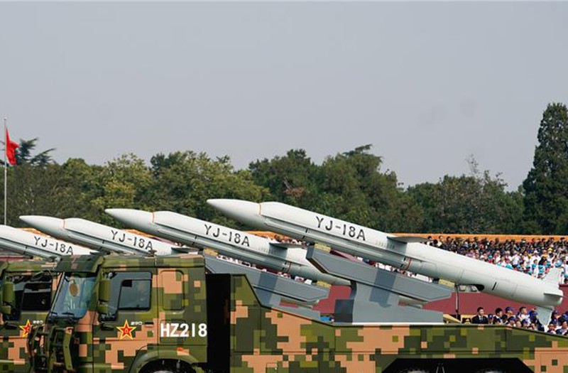 Tên lửa hành trình chống hạm YJ-18 của Trung Quốc trình làng trong cuộc diễu binh hôm 1/10. Tên lửa hành trình chống hạm YJ-18 của Trung Quốc trình làng trong cuộc diễu binh hôm 1/10.
