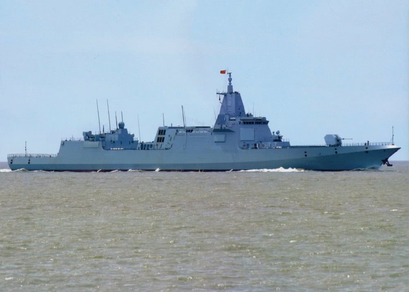 Khu trục hạm Type 055 có lượng giãn nước 12 ngàn tấn hiện là tàu khu trục lớn nhất của Trung Quốc. Khu trục hạm Type 055 có lượng giãn nước 12 ngàn tấn hiện là tàu khu trục lớn nhất của Trung Quốc.