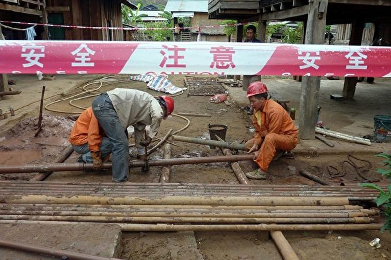 Công nhân Trung Quốc đang triển khai xây dựng tuyến đường sắt ở Lào. Công nhân Trung Quốc đang triển khai xây dựng tuyến đường sắt ở Lào.