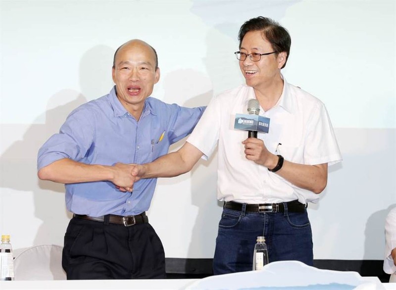 Liên danh Hàn Quốc Du (trái) - Trương Thiện Chính của Quốc Dân Đảng. (Ảnh: TGNB). Liên danh Hàn Quốc Du (trái) - Trương Thiện Chính của Quốc Dân Đảng. (Ảnh: TGNB).