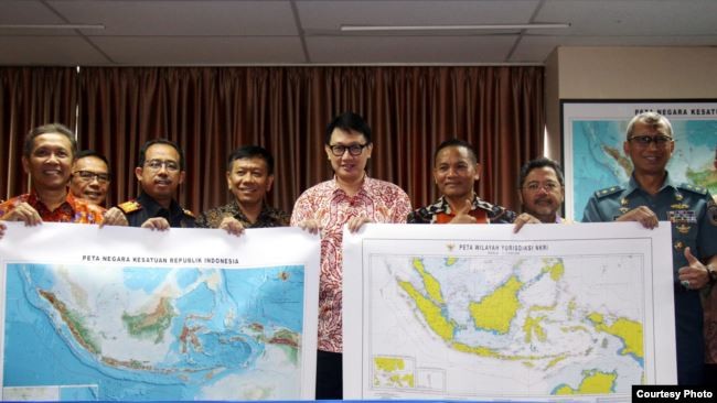 Các quan chức Indonesia giương bản đồ khu vực Biển Đông được Indonesia gọi là "Biển Bắc Natuna" nơi tàu Trung Quốc xâm phạm. (Ảnh: VOA). Các quan chức Indonesia giương bản đồ khu vực Biển Đông được Indonesia gọi là "Biển Bắc Natuna" nơi tàu Trung Quốc xâm phạm. (Ảnh: VOA).