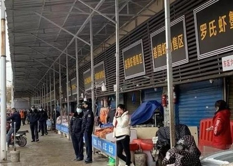 Cảnh sát canh gác, phong tỏa khu chợ hải sản Vũ Hán. (Ảnh: Đông Phương) Cảnh sát canh gác, phong tỏa khu chợ hải sản Vũ Hán. (Ảnh: Đông Phương)