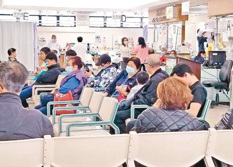 Nhiều người đến bệnh viện Đồn Môn ở Hong Kong khám bệnh đã đeo khẩu trang vì lo ngại lây bệnh dịch. (Ảnh: Đông Phương). Nhiều người đến bệnh viện Đồn Môn ở Hong Kong khám bệnh đã đeo khẩu trang vì lo ngại lây bệnh dịch. (Ảnh: Đông Phương).