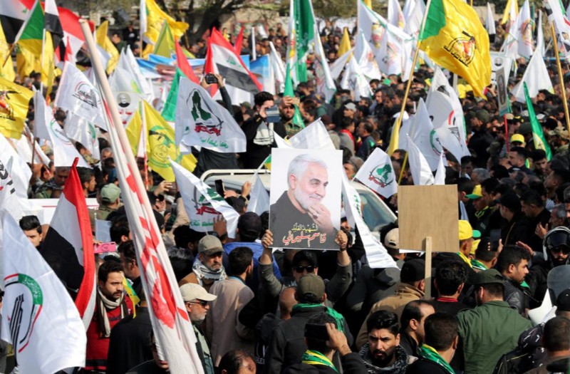 Hàng chục ngàn người Iraq biểu tình chống Mỹ và tưởng niệm ông Suleimani và người chỉ huy dân quân Iraq bị Mỹ sát hại. (Ảnh: Reuters) Hàng chục ngàn người Iraq biểu tình chống Mỹ và tưởng niệm ông Suleimani và người chỉ huy dân quân Iraq bị Mỹ sát hại. (Ảnh: Reuters)