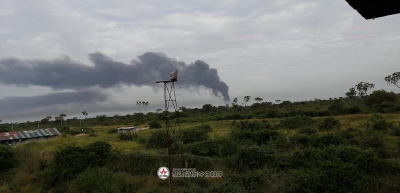 Đám cháy tại căn cứ Mỹ ở Kenya nhìn từ xa (Ảnh: Sina) Đám cháy tại căn cứ Mỹ ở Kenya nhìn từ xa (Ảnh: Sina)