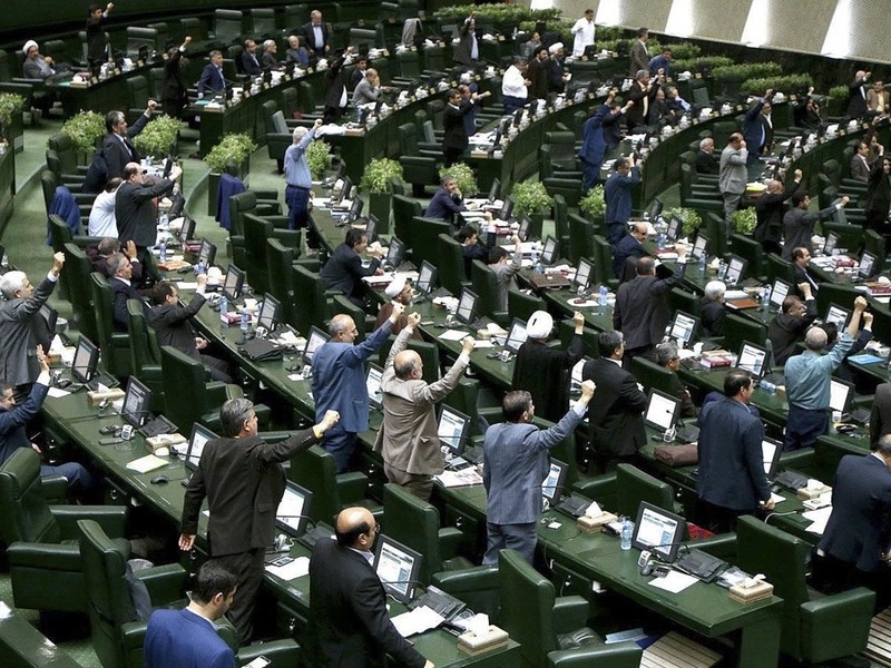 Các nghị sĩ Quốc hội Iran biểu quyết phê chuẩn đạo luật coi quân đội Mỹ là tổ chức khủng bố (Ảnh: VCG)
