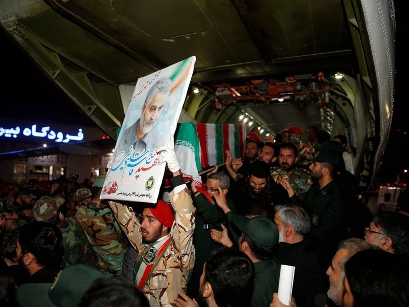 Thi thể ông Soleimani được chuyển bằng máy bay từ Iraq về (Ảnh: Reuters). Thi thể ông Soleimani được chuyển bằng máy bay từ Iraq về (Ảnh: Reuters).