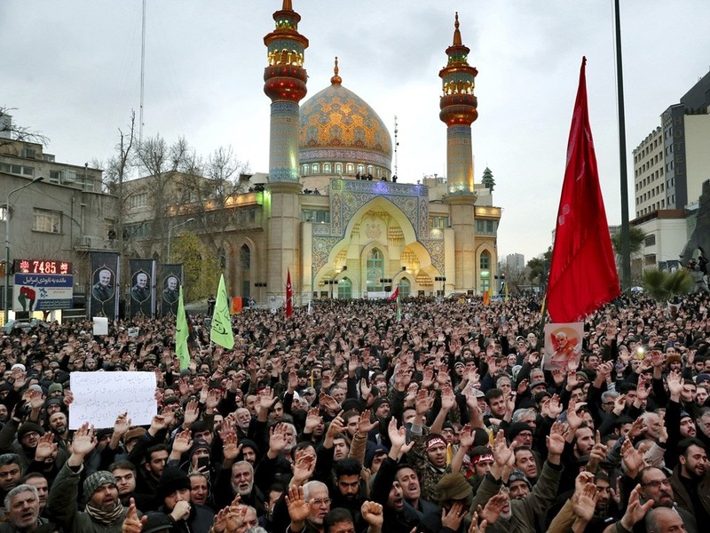 Cờ đỏ báo thù được giương lên trong đám tang ông Soleimani (Ảnh: Reuters). Cờ đỏ báo thù được giương lên trong đám tang ông Soleimani (Ảnh: Reuters).