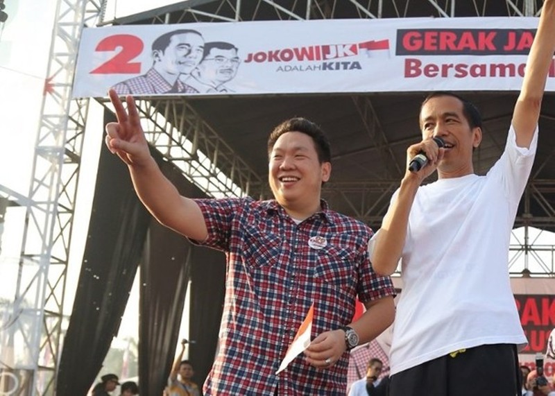 Nghị sĩ Charles Honoris (trái) và Tổng thống Joko Widodo (Ảnh: Đông Phương) Nghị sĩ Charles Honoris (trái) và Tổng thống Joko Widodo (Ảnh: Đông Phương)