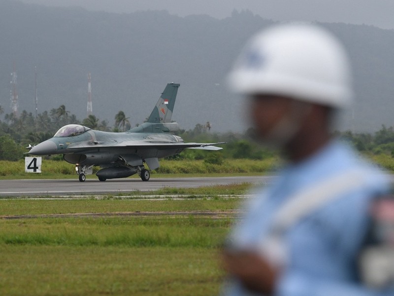 Một chiếc F-16 trên đảo Natuna ngày 7/1 (Ảnh: Reuters). Một chiếc F-16 trên đảo Natuna ngày 7/1 (Ảnh: Reuters).
