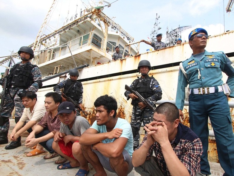 Đây không phải lần đầu tiên Indonesia tố cáo tàu Trung Quốc xâm phạm vùng đặc quyền kinh tế. Trong ảnh: ngày 23/4/2016, Hải quân Indonesia bắt giữ tàu cá Trung Quốc xâm phạm vùng đặc quyền kinh tế (Ảnh:VCG). Đây không phải lần đầu tiên Indonesia tố cáo tàu Trung Quốc xâm phạm vùng đặc quyền kinh tế. Trong ảnh: ngày 23/4/2016, Hải quân Indonesia bắt giữ tàu cá Trung Quốc xâm phạm vùng đặc quyền kinh tế (Ảnh:VCG).