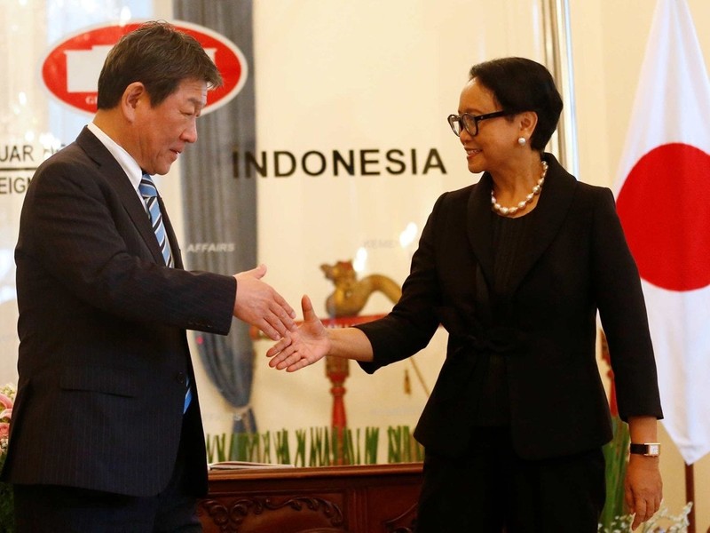 Ngoại trưởng Indonesia Retno Marsudi gặp Ngoại trưởng Nhật Toshimitsu Motegi hôm 10/1 (Ảnh: Reuters)