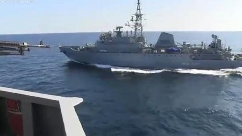 Tàu Nga áp sát tàu Mỹ (Ảnh: Take foto)