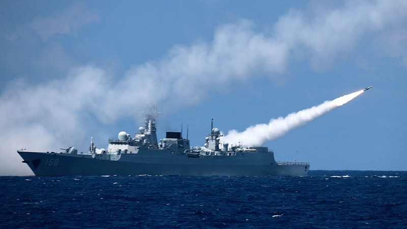 Tàu hải quân Trung Quốc diễn tập phóng tên lửa trên biển (Ảnh: Đa Chiều)