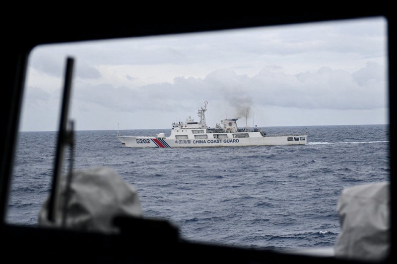 Tàu chiến Indonesia song hành với tàu cảnh sát biển Trung Quốc (Ảnh: Đa Chiều) Tàu chiến Indonesia song hành với tàu cảnh sát biển Trung Quốc (Ảnh: Đa Chiều)