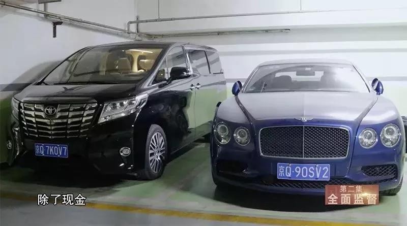 Hai trong số các siêu xe trong ga-ra ngầm của Lại Tiểu Dân (Ảnh: 12371.cn)