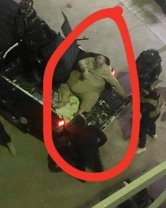 Tên thủ lĩnh "Ác quỷ" đang nằm trên giười chỉ đạo đồng bọn (Ảnh: Epochtimes)