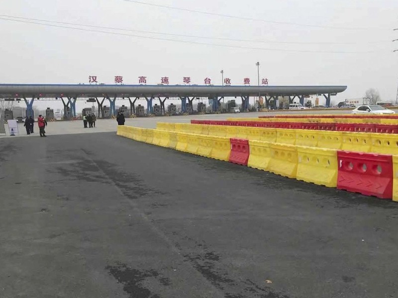 Trạm thu phí cửa vào đường cao tốc ở Vũ Hán bị đóng lại từ 10 giờ sáng 23/1 (Ảnh: Đa Chiều) Trạm thu phí cửa vào đường cao tốc ở Vũ Hán bị đóng lại từ 10 giờ sáng 23/1 (Ảnh: Đa Chiều)