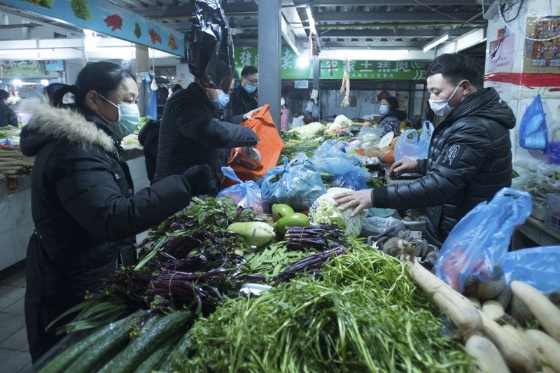 Dân chúng Vũ Hán đổ xô đến các siêu thị mua tích trữ hàng hóa sau khi có lệnh đóng cửa thành phố (Ảnh: Tân Hoa xã)