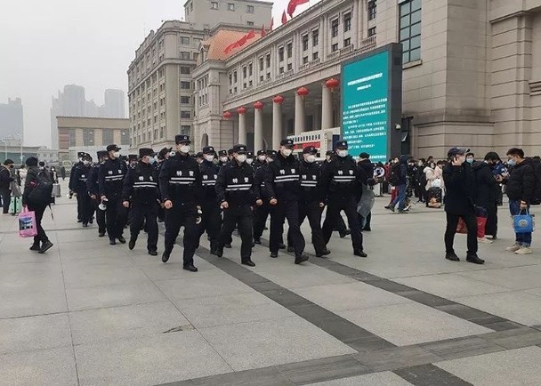 Cảnh sát đi tuần tra sau khi thành phố Vũ Hán đóng cửa (Ảnh: Đông Phương).