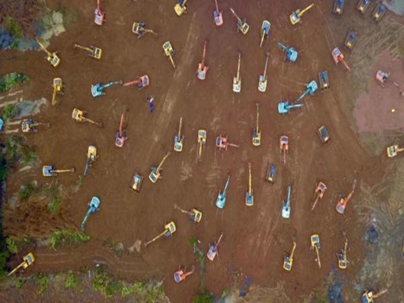 Hàng trăm máy móc san ủi mặt bằng thi công xây dựng bệnh viện cách ly 1000 giường ở Vũ Hán (Ảnh: Đa Chiều).