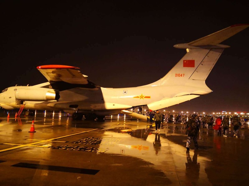 Máy bay quân sự chở lực lượng quân y PLA đến Vũ Hán hỗ trợ phòng chống dịch (Ảnh: Đa Chiều) Máy bay quân sự chở lực lượng quân y PLA đến Vũ Hán hỗ trợ phòng chống dịch (Ảnh: Đa Chiều)