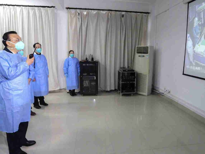 Ông Lý Khắc Cường thăm hỏi,động viên các thày thuốc đang điều trị trong khu cách ly qua màn hình (Ảnh: mạng Chính phủ Trung Quốc) Ông Lý Khắc Cường thăm hỏi,động viên các thày thuốc đang điều trị trong khu cách ly qua màn hình (Ảnh: mạng Chính phủ Trung Quốc)