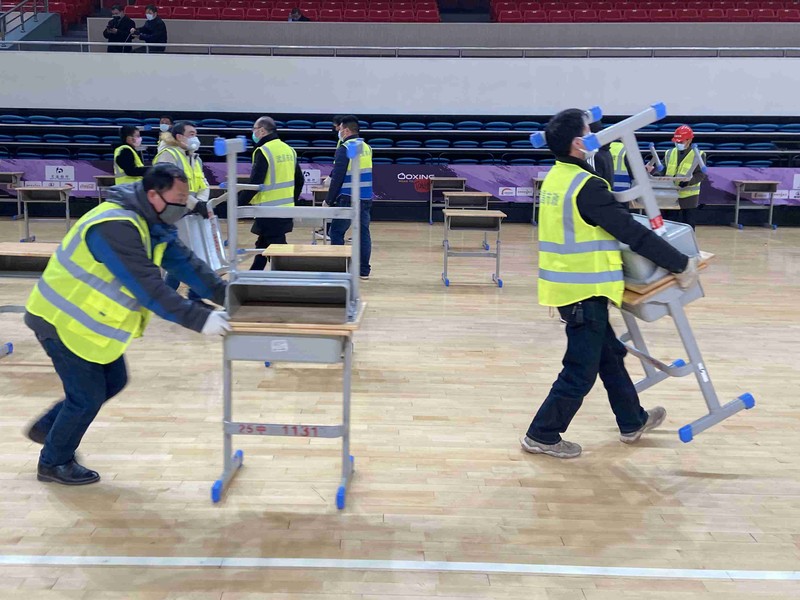 Thi công bệnh viện trong nhà thi đấu thể thao (Ảnh: Đa Chiều) Thi công bệnh viện trong nhà thi đấu thể thao (Ảnh: Đa Chiều)
