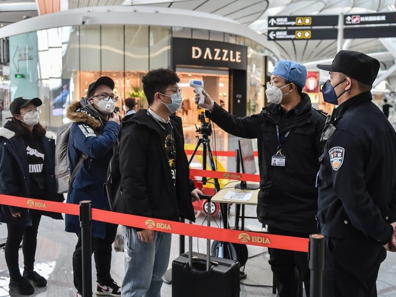 Sau khi dịch bệnh bùng phát, hầu hết người dân Trung Quốc đều phải đeo khẩu trang (Ảnh: Tân Hoa xã)