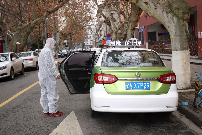 Vũ Hán đóng cửa ngăn dịch bệnh, 6.000 xe taxi được trưng dụng sử dụng để các nhân viên y tế cơ sở sử dụng (Ảnh: Reuters) Vũ Hán đóng cửa ngăn dịch bệnh, 6.000 xe taxi được trưng dụng sử dụng để các nhân viên y tế cơ sở sử dụng (Ảnh: Reuters)