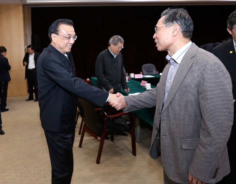 Thủ tướng Trung Quốc Lý Khắc Cường bắt tay Viện sỹ Chung Nam Sơn tại cuộc hội thảo xin ý kiến chuyên gia hôm 29/1/2020 (Ảnh: bjnews) Thủ tướng Trung Quốc Lý Khắc Cường bắt tay Viện sỹ Chung Nam Sơn tại cuộc hội thảo xin ý kiến chuyên gia hôm 29/1/2020 (Ảnh: bjnews)