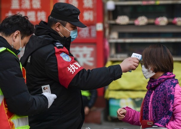 Chính sách thưởng tiền cho người bị sốt ở Hồ Bắc đang gây tranh cãi (Ảnh: Đông Phương)
