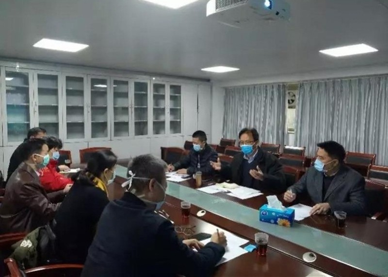 Ông Chung Nam Sơn (ngồi giữa, bên phải) và các đồng sự trao đổi ý kiến (Ảnh: Đa Chiều) Ông Chung Nam Sơn (ngồi giữa, bên phải) và các đồng sự trao đổi ý kiến (Ảnh: Đa Chiều)