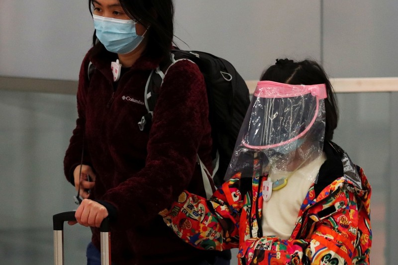 Một đứa trẻ đội mũ chống nắng thường được sử dụng vào mùa hè được bọc bằng màng nhựa trong suốt. (Ảnh: Reuters)