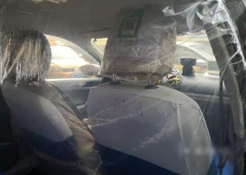 Giữa người lái xe và hành khách phía sau được cách ly bằng một màng nhự mỏng trong suốt. (Ảnh: Đông Phương)