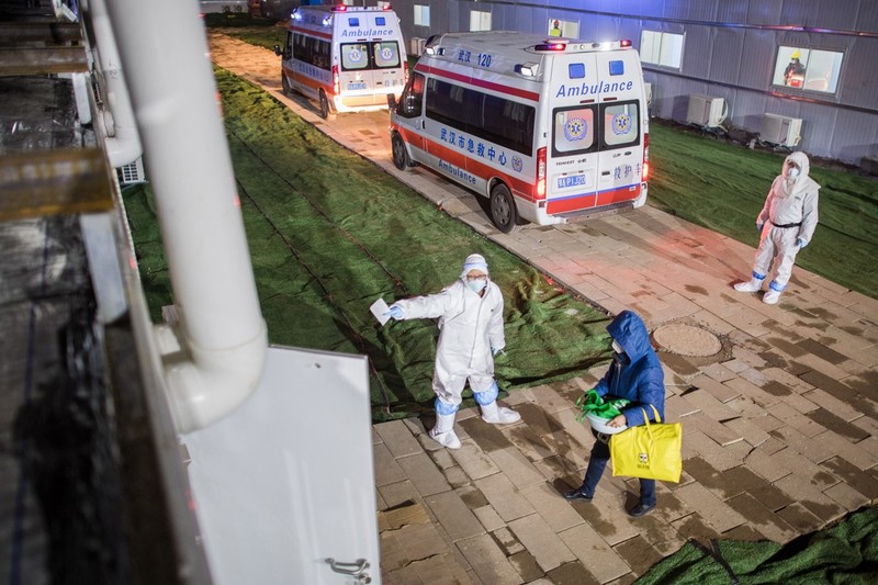 Tiếp nhận bệnh nhân vào bệnh viện Lôi Thần Sơn điều trị (Ảnh: Tân Hoa xã)