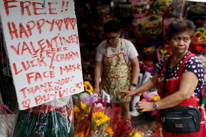 Một số cửa hàng khác thì nghĩ ra cách tặng kèm khẩu trang và bùa may mắn (Ảnh: AP)